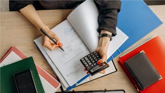 Student practicing accounting at Unisa 